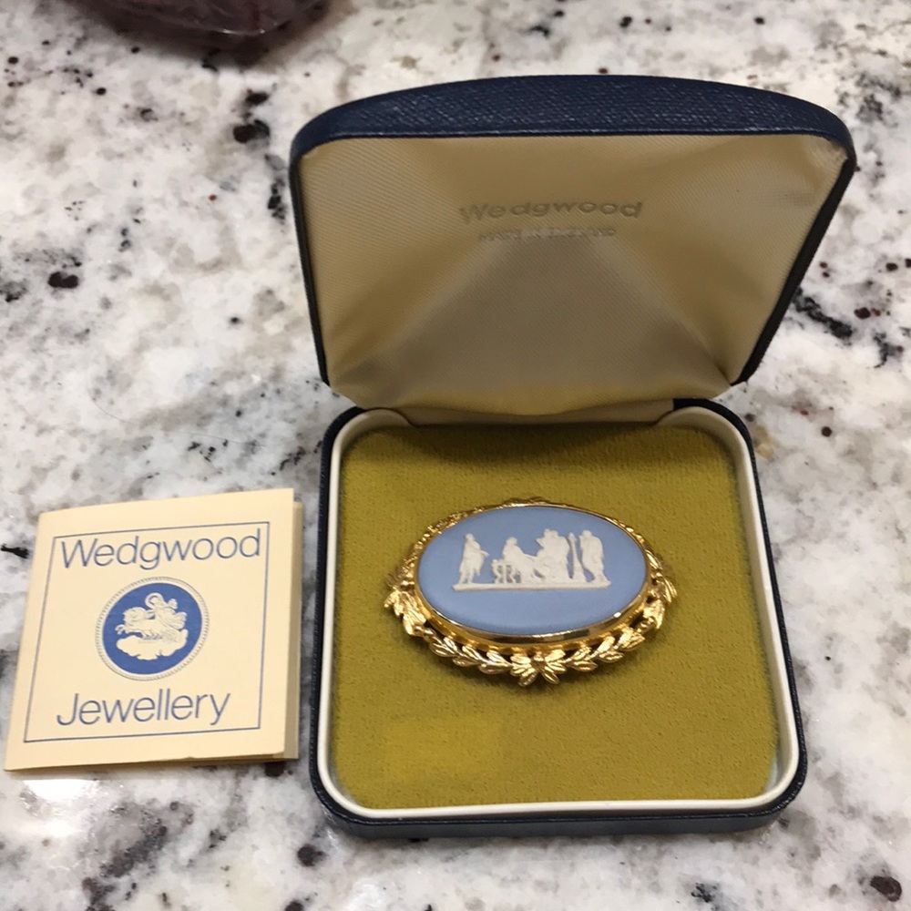Wedgwood brooch antique